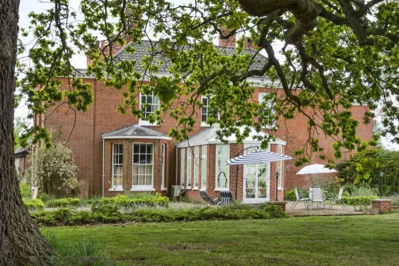 Lingwood Hall driveway approach